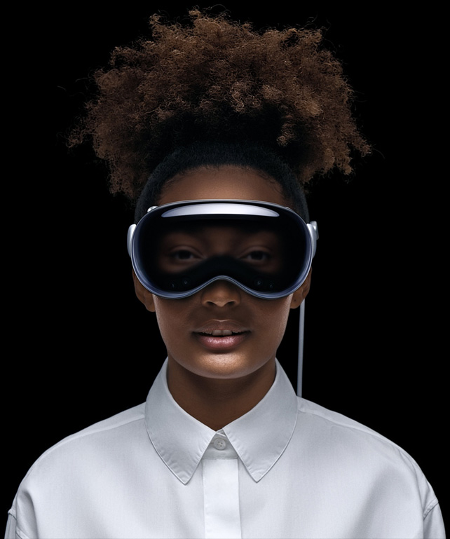 Μια φωτογραφία ενός ατόμου που φοράει το Apple Vision Pro