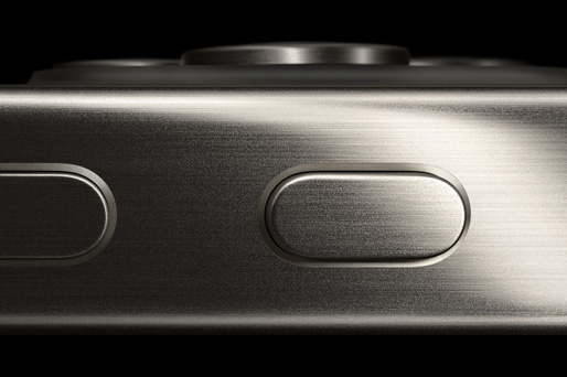 Az iPhone 15 Pro közeli oldalnézete, amelyen látszik a titánszegély, a Művelet gomb és a hangerőnövelő gomb